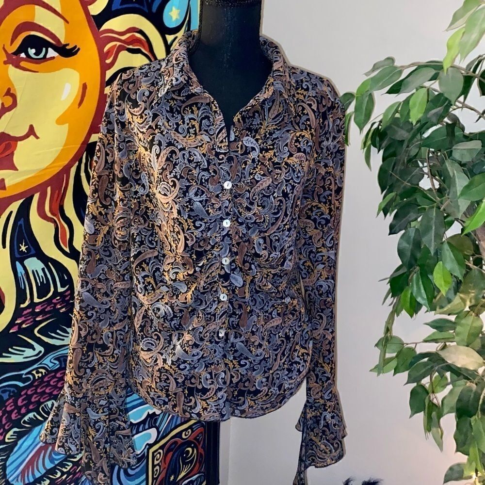 Trilogy button down ruched long bell sleeve Lg